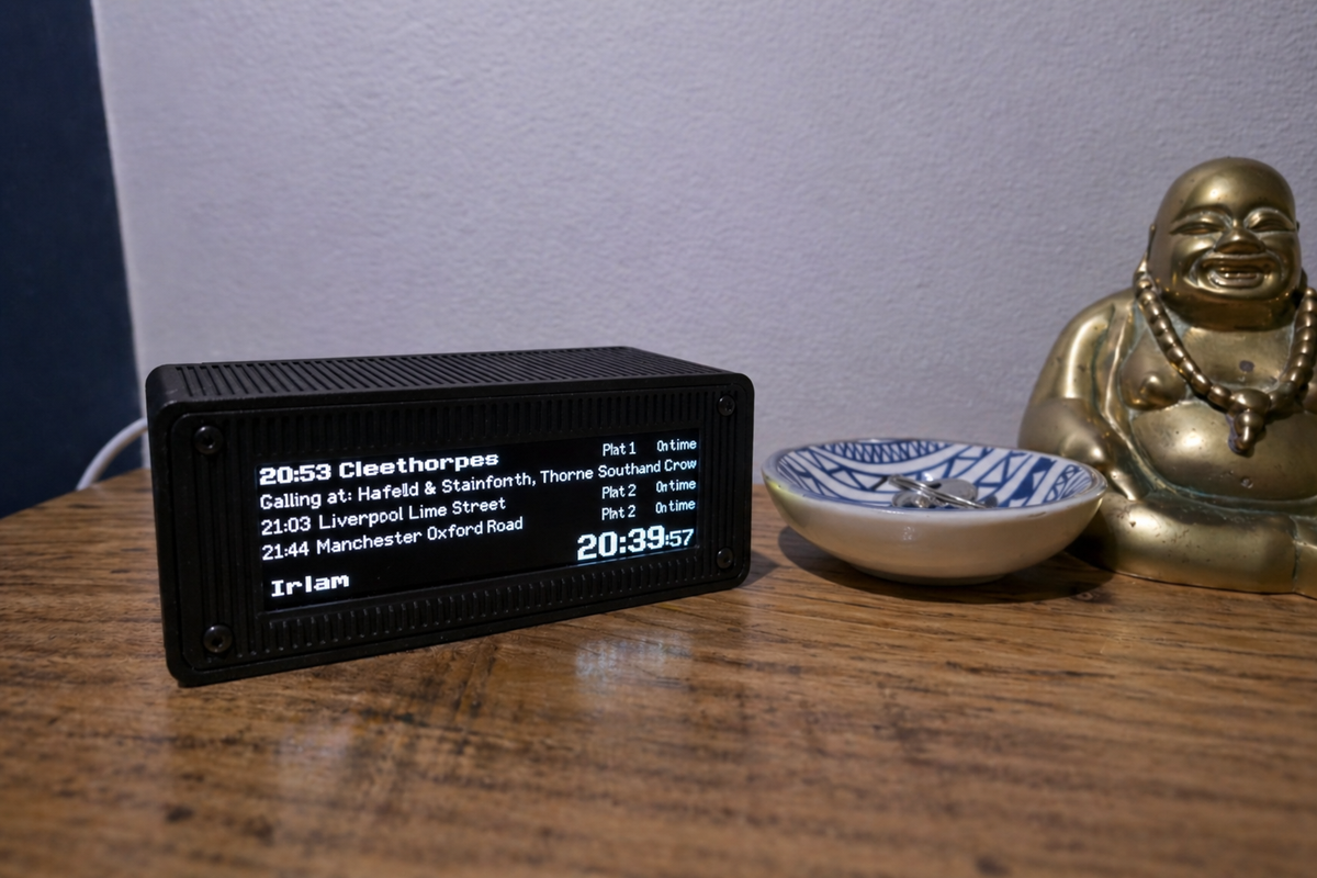 Custom UK Train Departure Board – Live National Rail Updates – Desktop Display