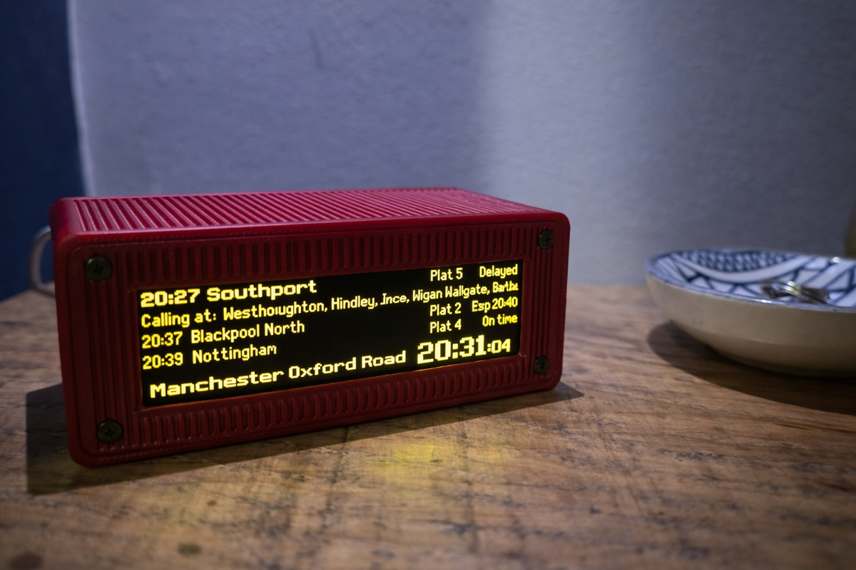 Custom UK Train Departure Board – Live National Rail Updates – Desktop Display